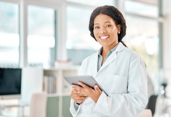 Como escolher o jaleco ideal para profissionais de saúde